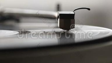 一个唱片播放器转盘`它的手写笔沿着乙烯唱片运行